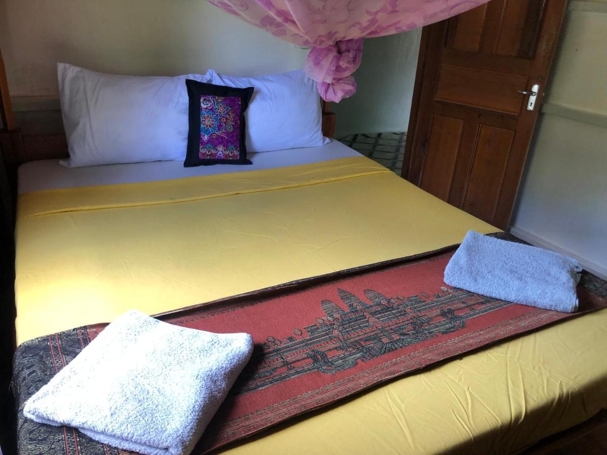 Retro Kampot Guesthouse Dış mekan fotoğraf