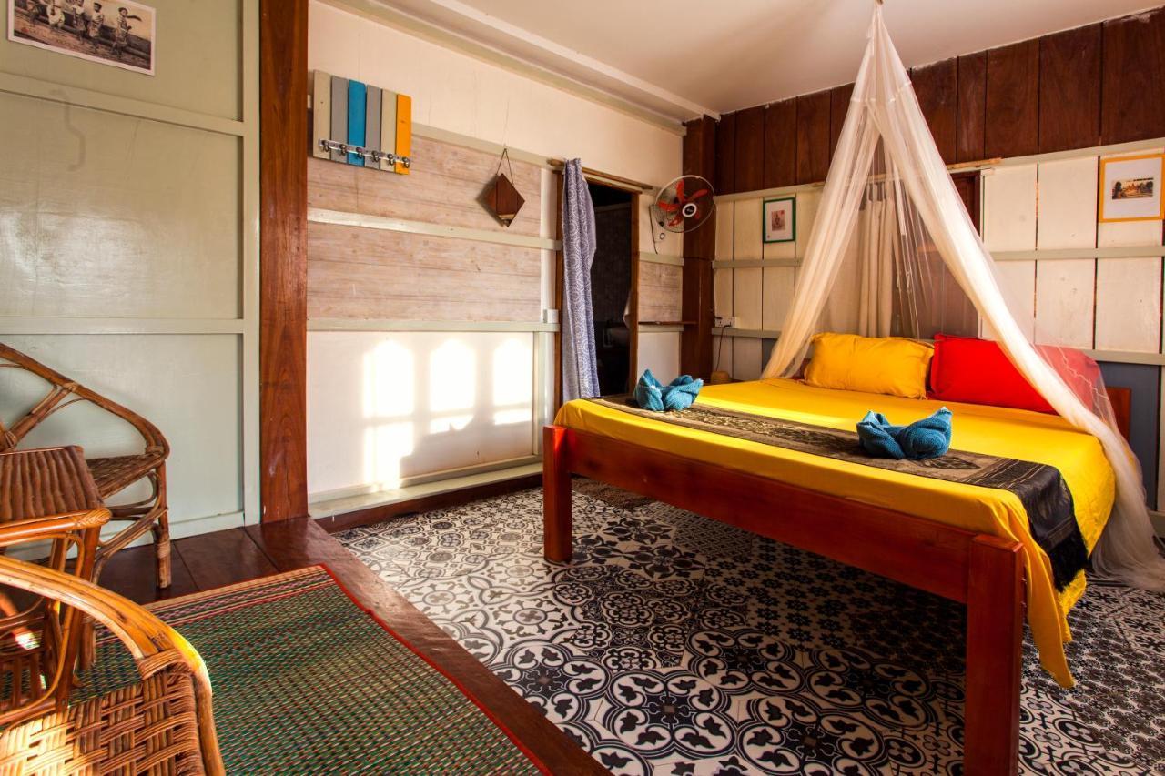 Retro Kampot Guesthouse Dış mekan fotoğraf